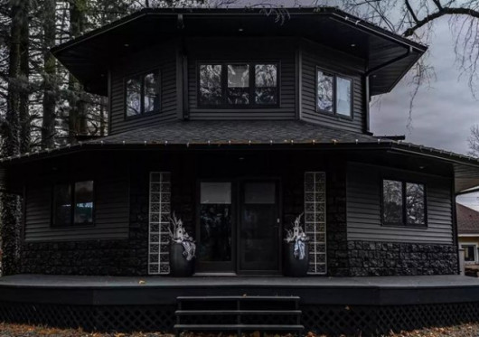 Įgyvendinta vieno žmogaus labai tamsi vizija: parduodamas visiškai juodas namas